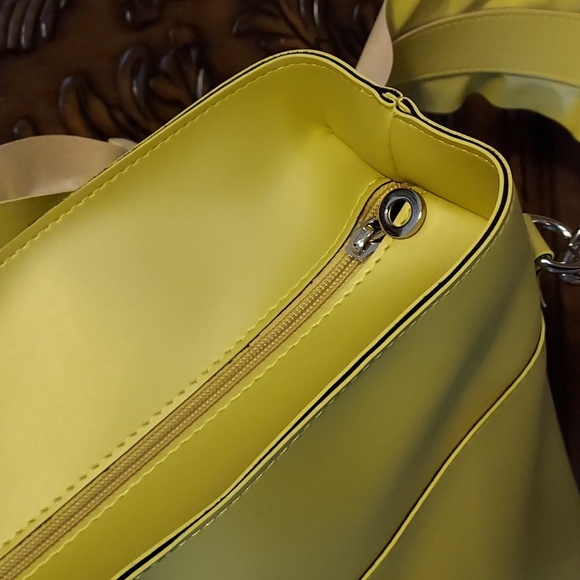 O bag Wide Shell Bag with Strap - Picture 11 of 16